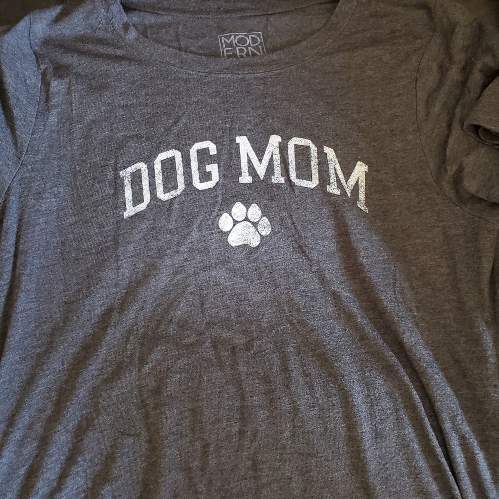 Gray short sleeved xl dog mom shirt